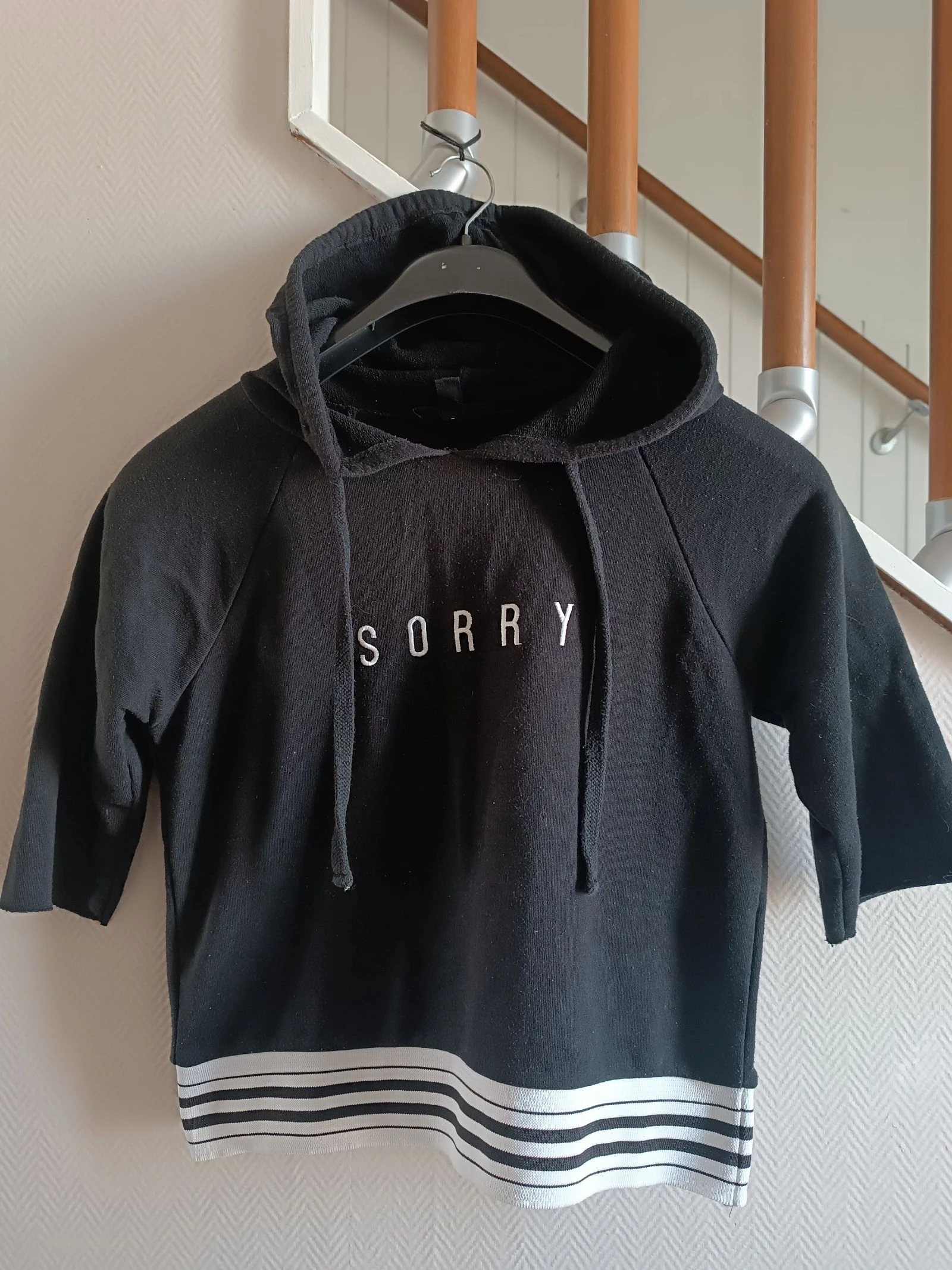 Blusa com capuz crop top preta "SORRY" Jennyfer PP – photo 2